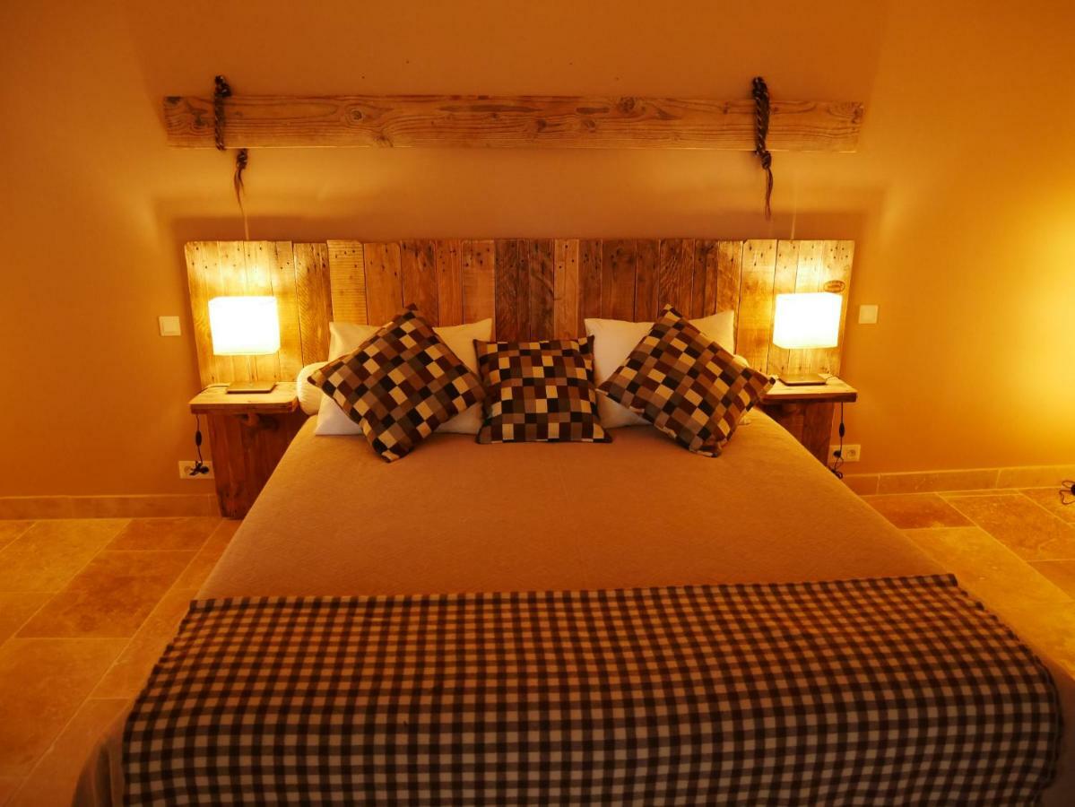 Mas Du Grand Bordes Bed and Breakfast Saint-Laurent-dʼAigouze Exteriör bild