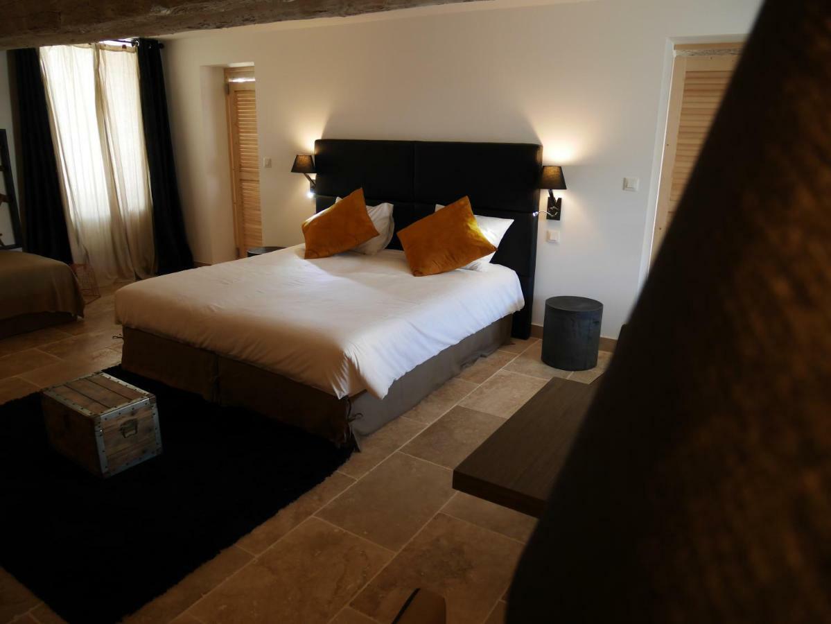 Mas Du Grand Bordes Bed and Breakfast Saint-Laurent-dʼAigouze Exteriör bild